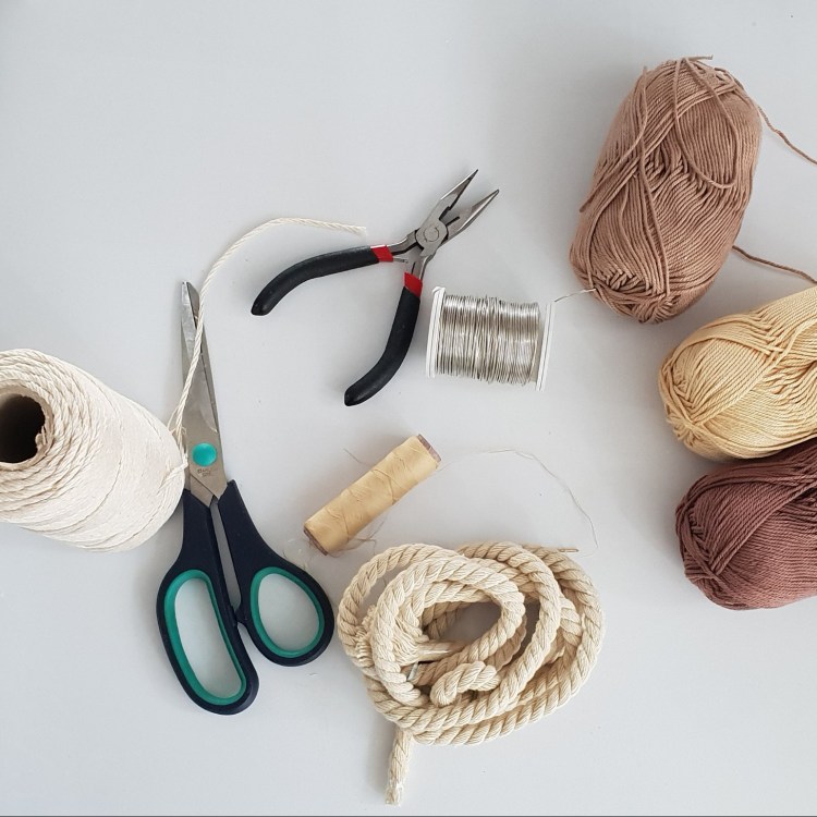 Materiels Necessaire pour un arc en ciel en corde DIY.jpg